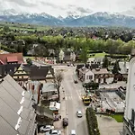 Szalas Baciarski Z Tarasem I Widokim Na Gory * Poronin