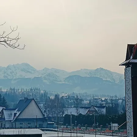 Szalas Baciarski Z Tarasem I Widokim Na Gory Poronin