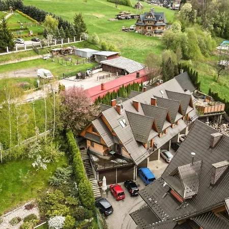 Szalas Baciarski Z Tarasem I Widokim Na Gory * Poronin