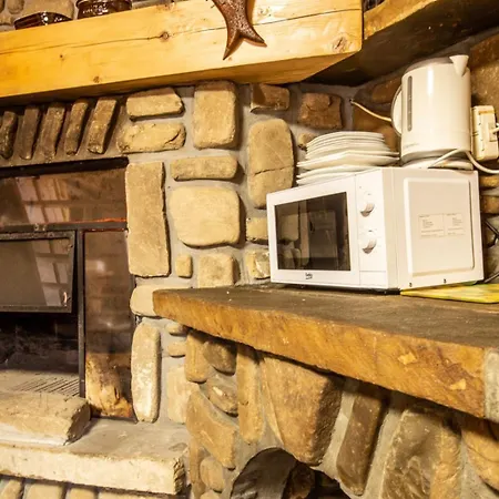 Szalas Baciarski Z Tarasem I Widokim Na Gory